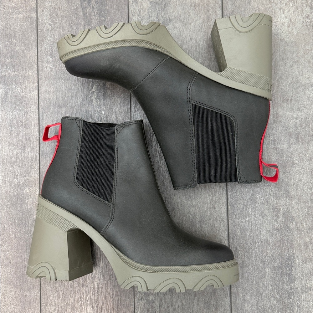 Like NEW! Leather Sorel Brex Heel Lug Chelsea Boot in Olive Green, size 8